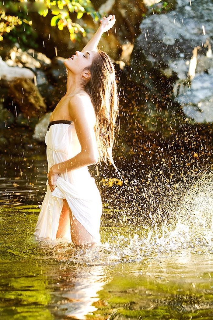 Marie Avgeropoulos in Columbus