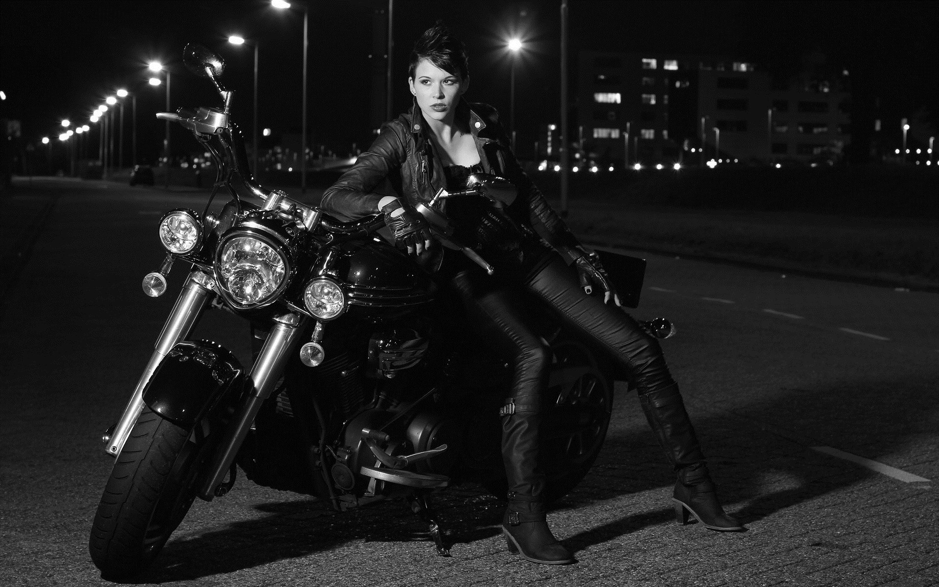 Photo Beautiful girls and motorcycles in Columbus