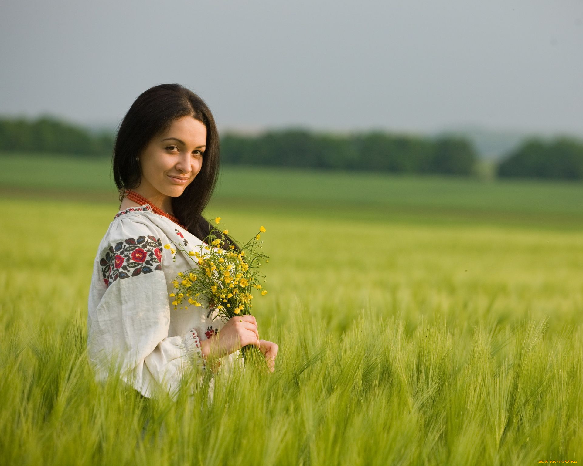 Women in Slavic costumes in Columbus