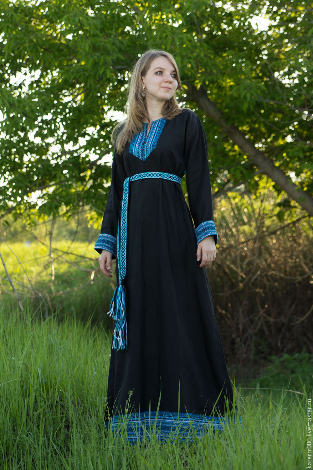 Women in Slavic costumes in Columbus