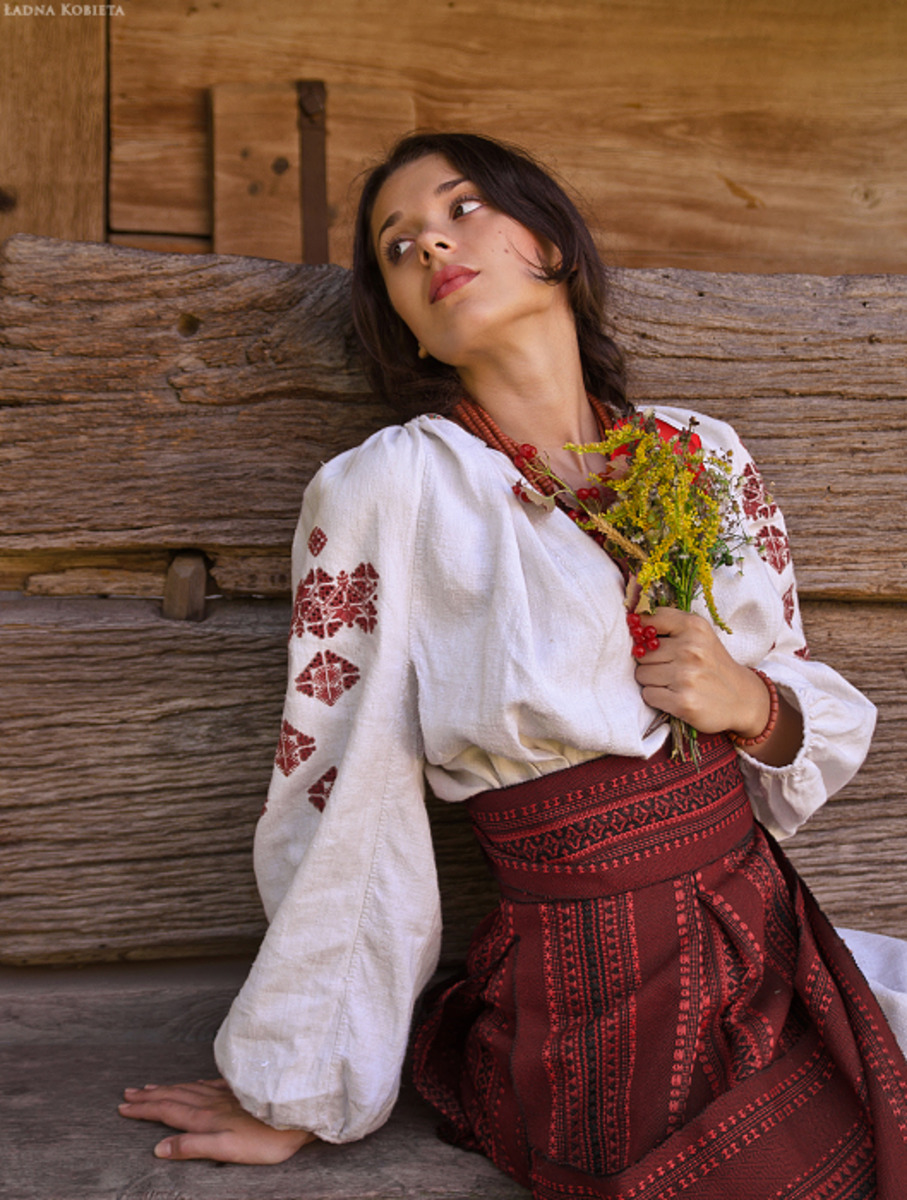 Girls in Slavic costumes in Columbus