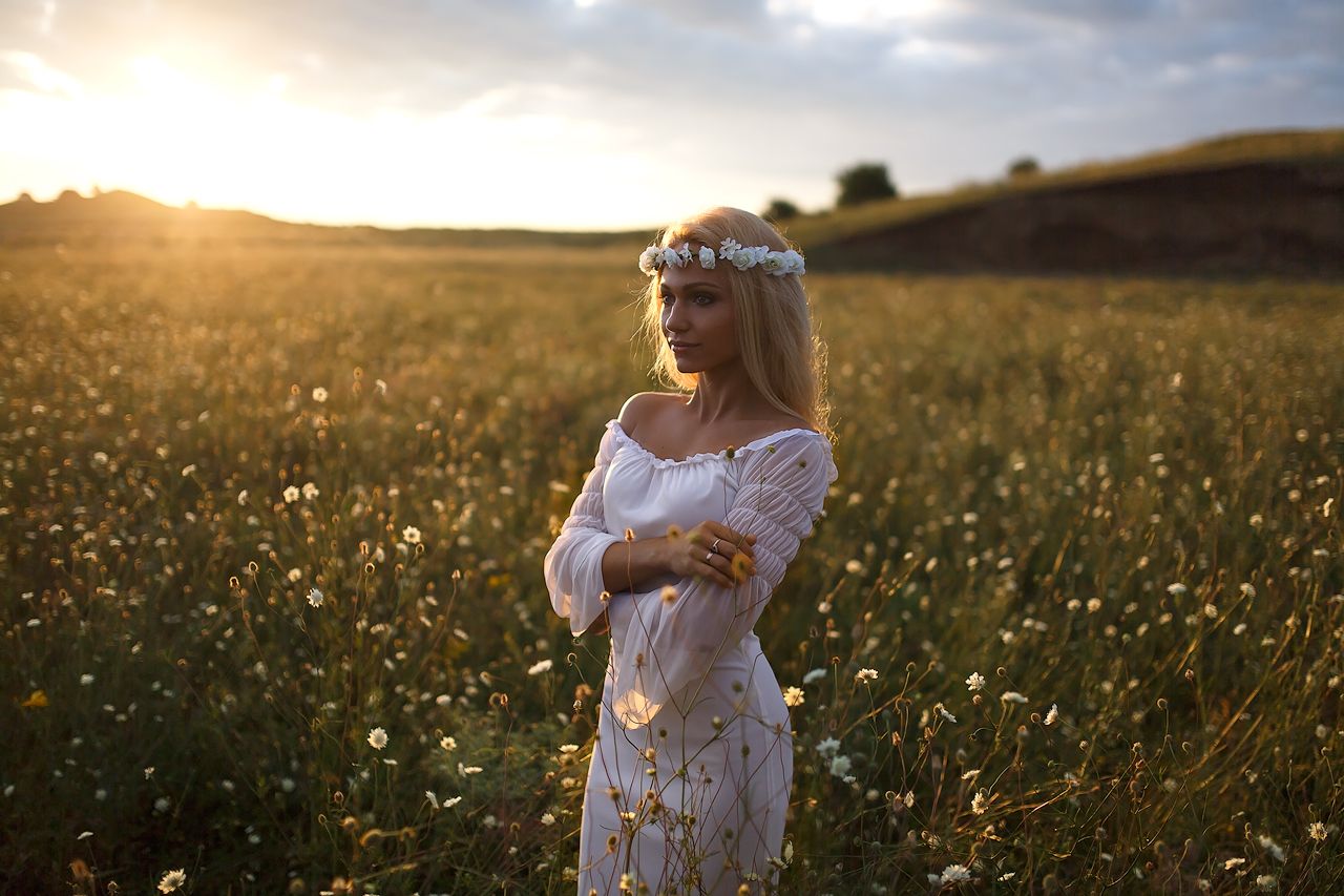 Girls in Slavic costumes in Columbus