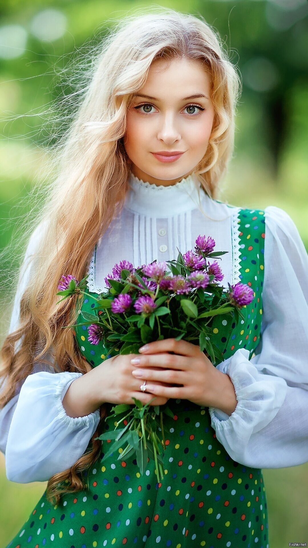 Girls in Slavic costumes in Columbus