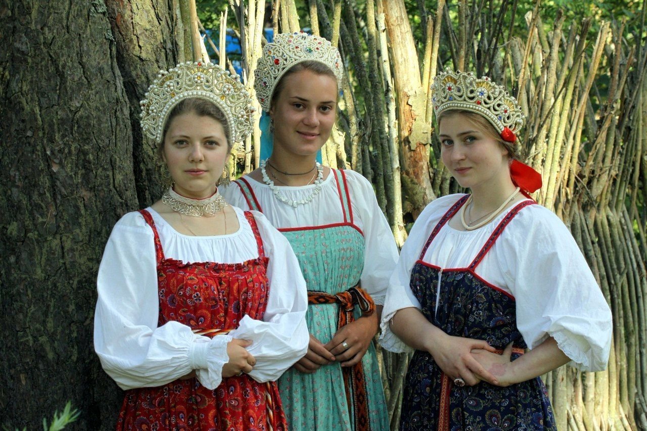 Sexy model Girls in Slavic costumes in Columbus